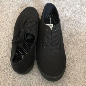 Women’s canvas shoes